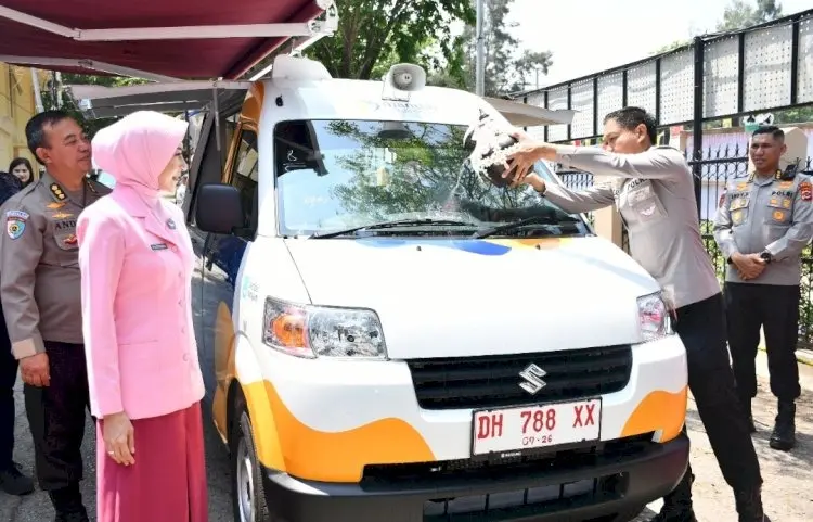 East Nusa Tenggara Police Receive Mobile Library Vehicle from Bank Mandiri to Boost Literacy