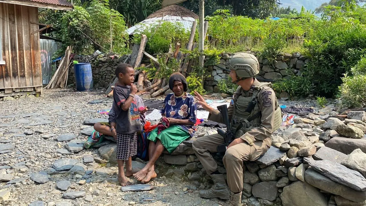 Damai Cartenz Task Force Conducts Humanistic Patrol in Puncak Jaya, Central Papua