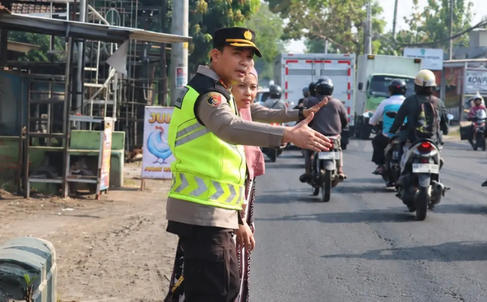 Bantul Police Chief Directs Morning Traffic to Boost Road Safety