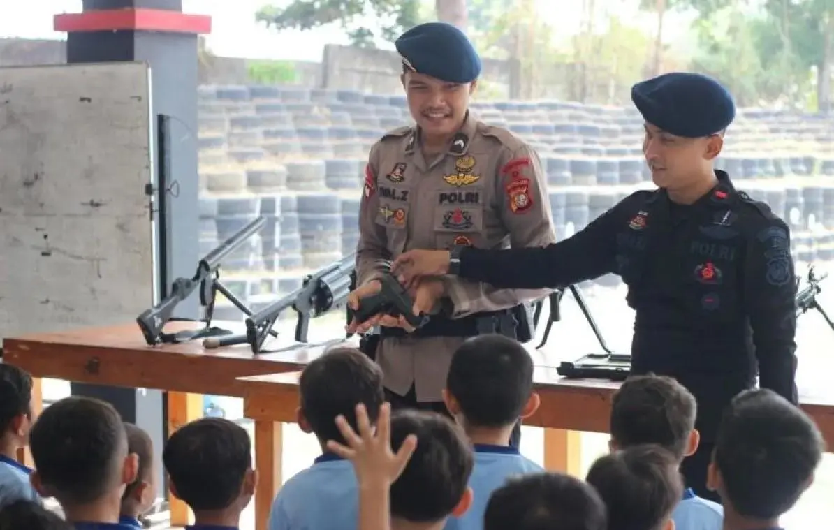 Brimob Introduces Police Profession and Tactics to Kindergarten Students