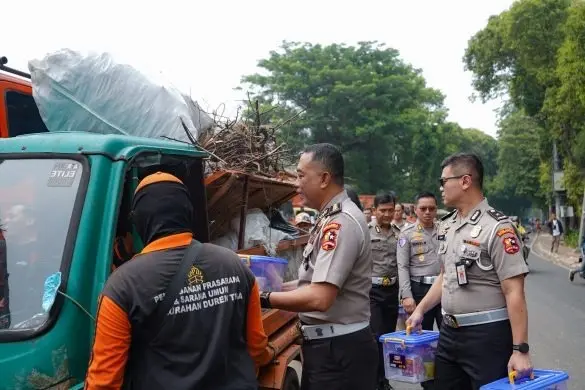 traffic-corps-distributes-basic-food-aid-to-rawajati-waste-collectors