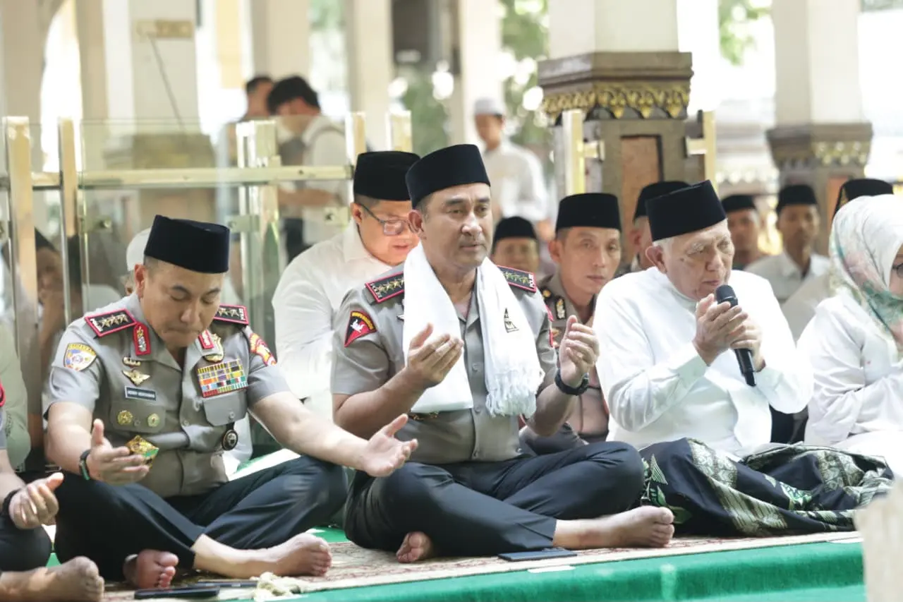 INP Chief Visits Tebuireng Islamic Boarding School and Gus Dur's Tomb in Jombang
