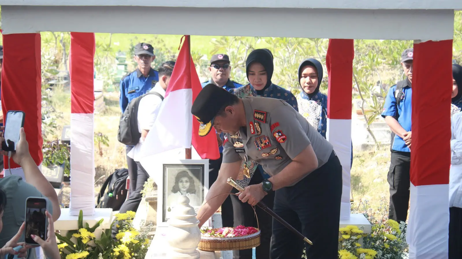 INP Pays Respects at Marsinah’s Tomb and Visits Museum in Nganjuk