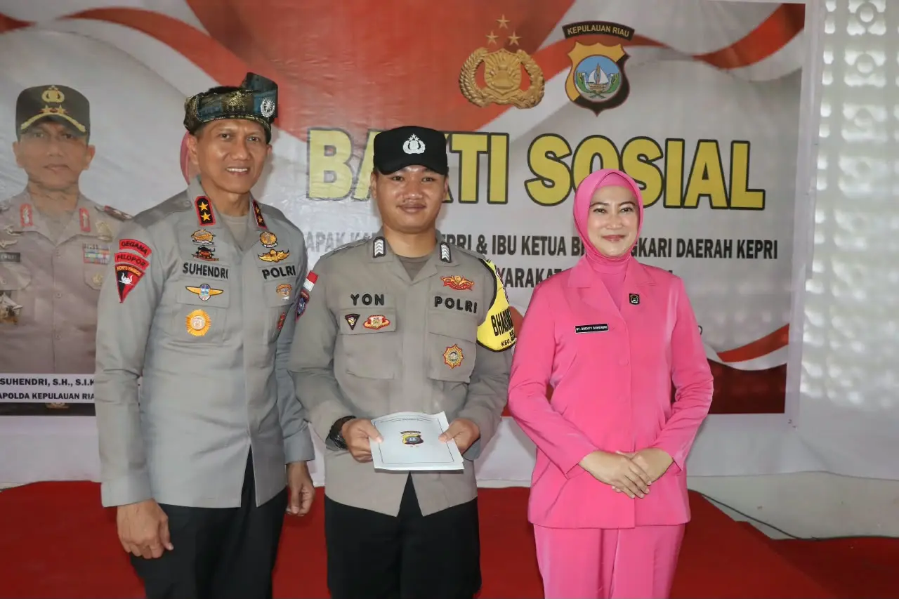 riau-islands-police-distributes-social-aid-to-coastal-community-on-bertam-island