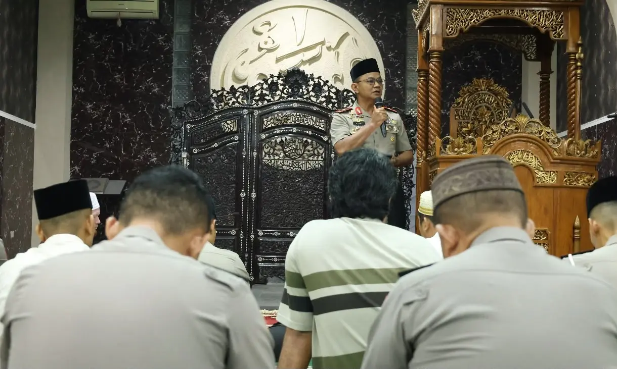 bangka-belitung-police-deputy-chief-leads-dawn-prayer-to-strengthen-community-ties