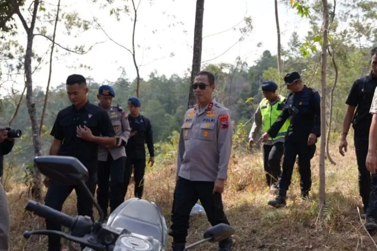 central-java-police-deploys-244-officers-to-fight-mount-lawu-forest-fires