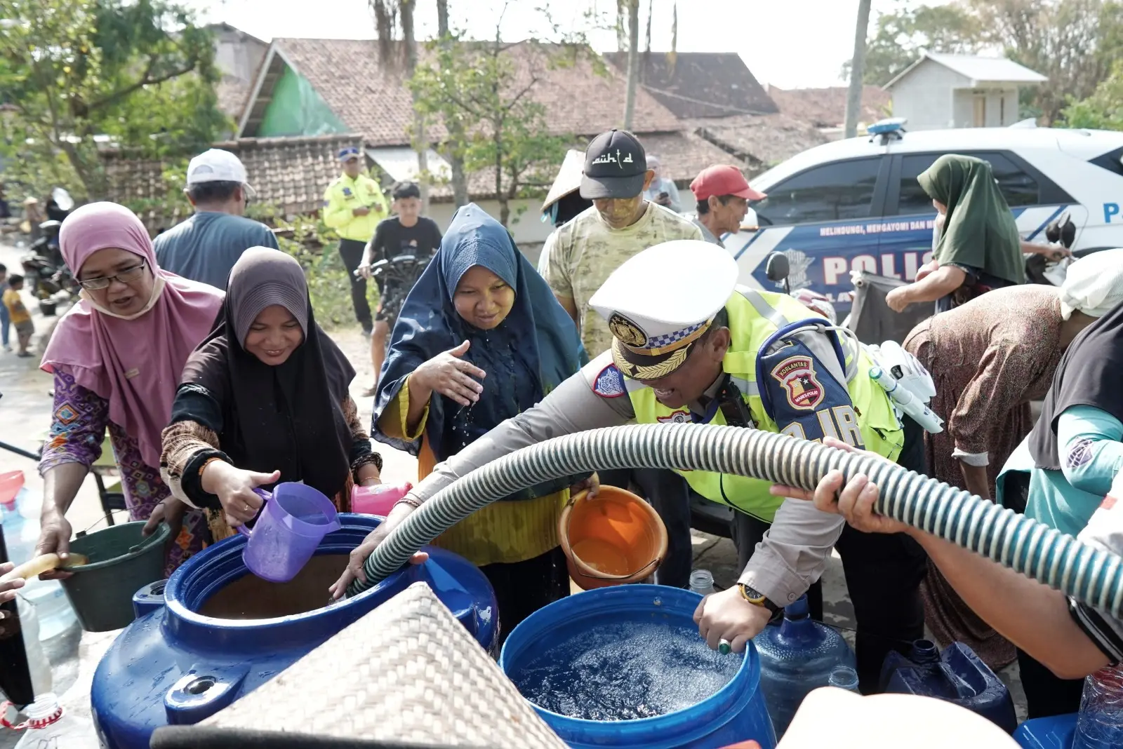 cipularang-highway-police-distribute-clean-water-to-drought-affected-purwakarta-residents