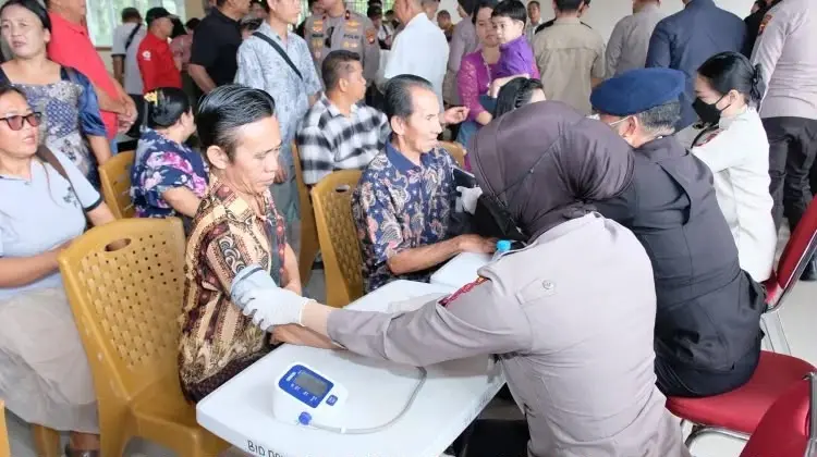 west-kalimantan-police-delivers-free-healthcare-to-subah-village-community-under-sunday-outreach