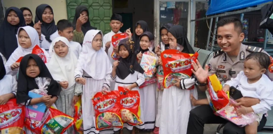 South Sumatra Police Donate Aid to Palembang Orphanage for Public Relations Anniversary