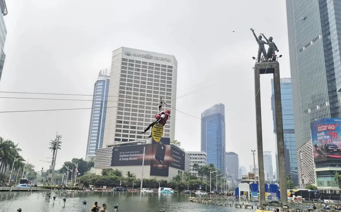 Central Jakarta Police Evacuate Six Greenpeace Activists from HI Roundabout Welcome Monument