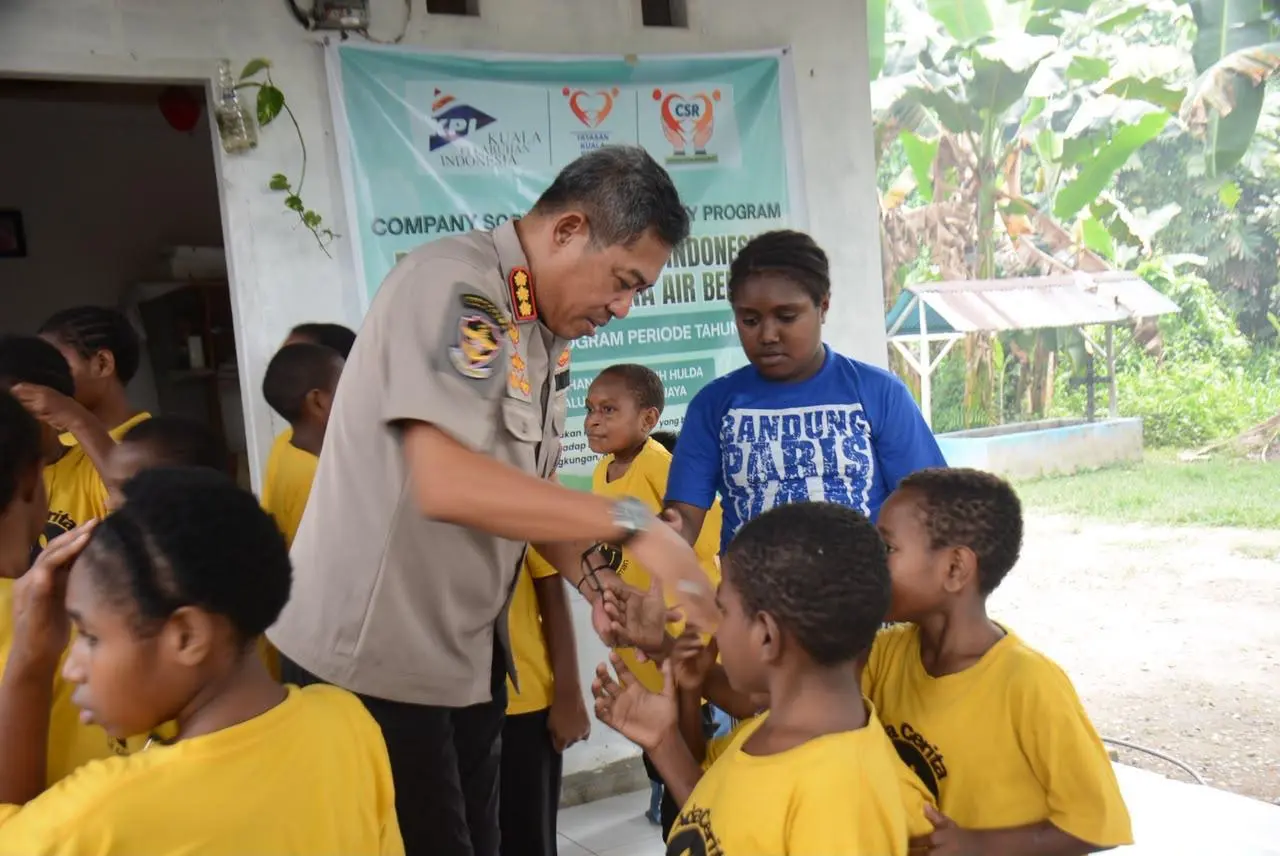 Damai Cartenz Task Force Delivers Humanitarian Aid in Mimika Regency