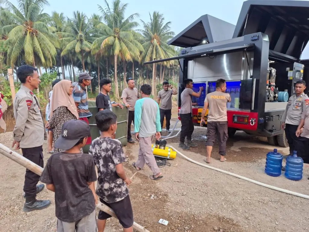 Gorontalo Police Mobile Brigade Distributes 25,000 Liters of Clean Water