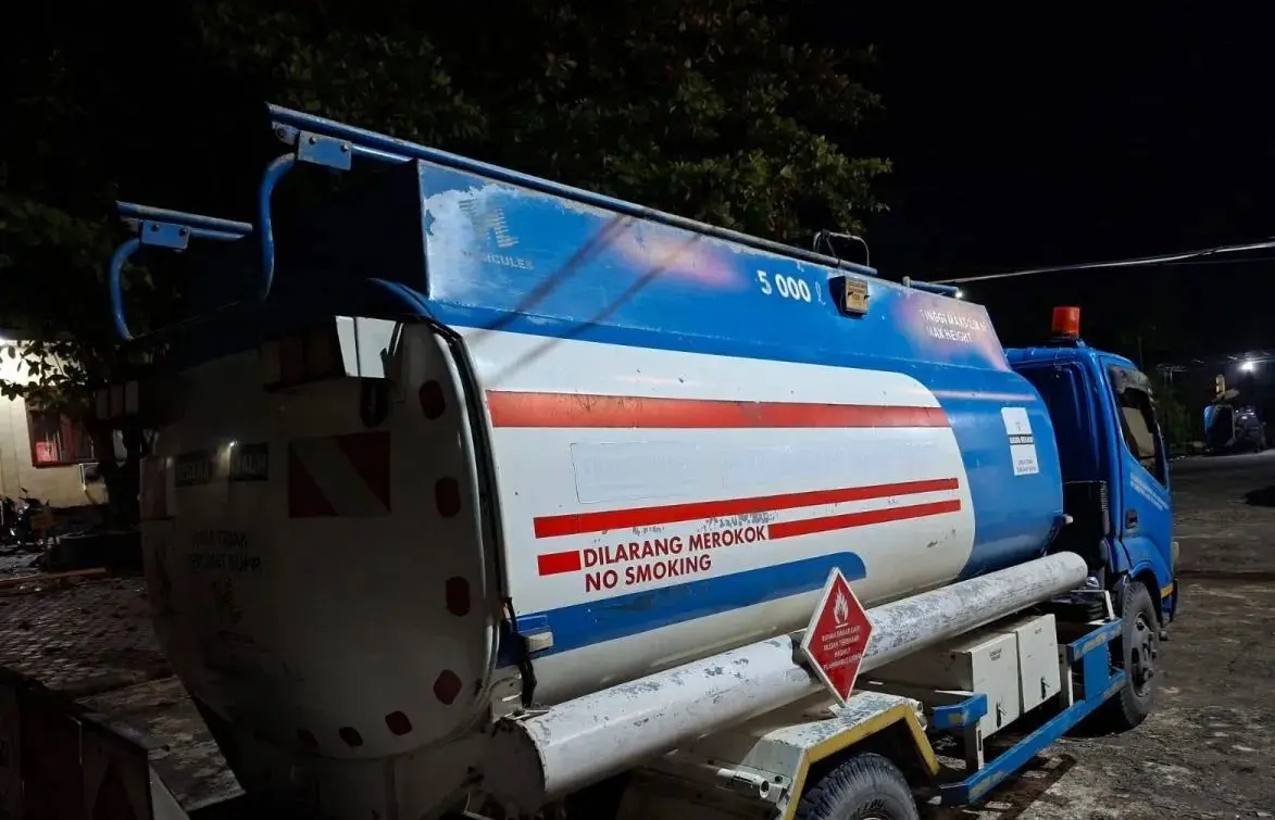 suspected-to-hoard-subsidized-fuel-for-personal-gain-fuel-tanker-driver-arrested-in-nagan-raya