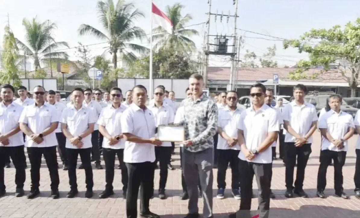 ucszoo-awards-south-kalimantan-regional-police-for-rescuing-protected-animals