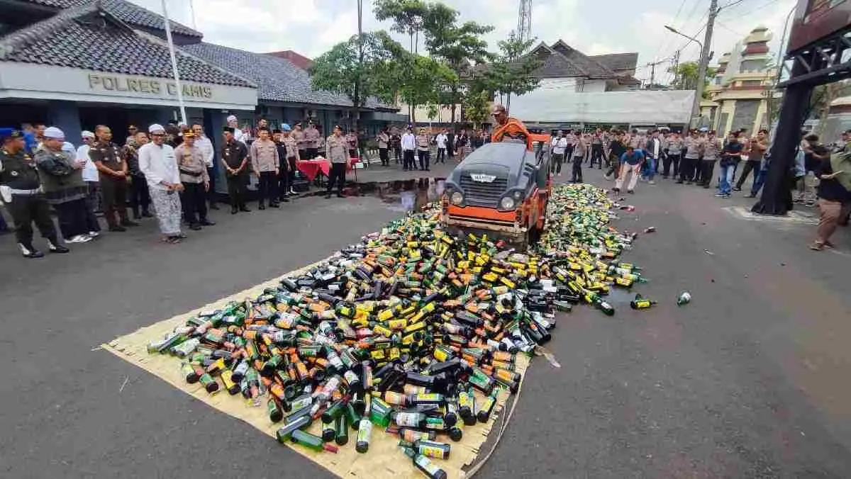 Prone to Cause Public Disturbances, Thousands of Liquors Confiscated and Destroyed