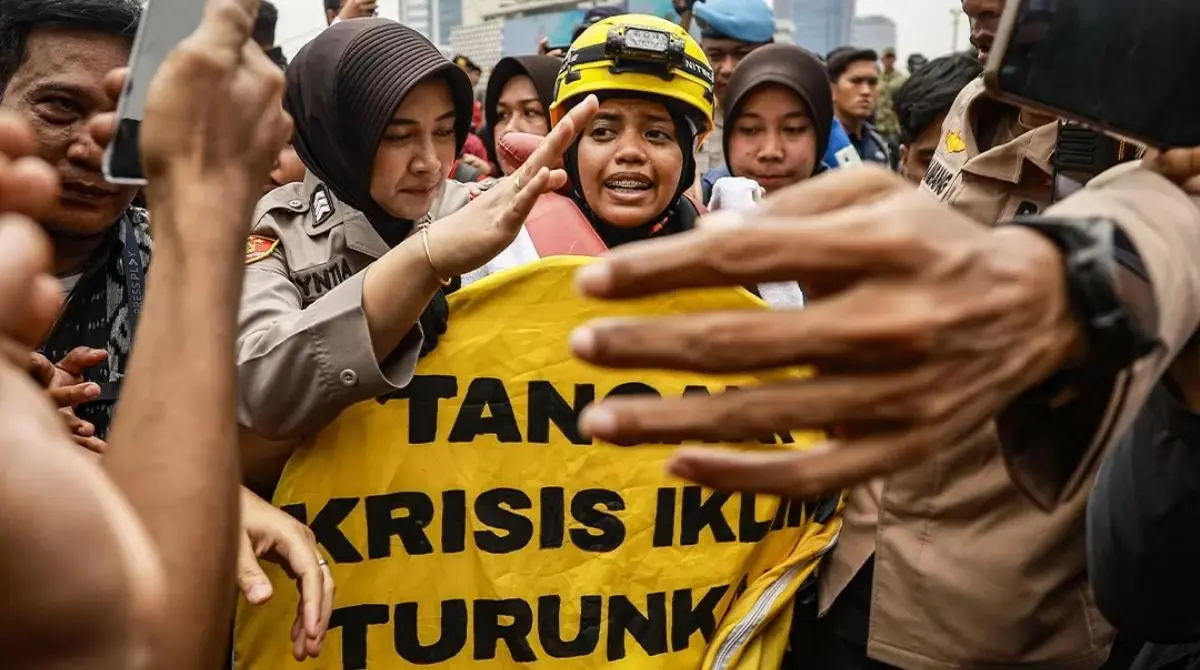 metro-jaya-police-deny-arresting-six-greenpeace-activists-at-bundaran-hi-roundabout