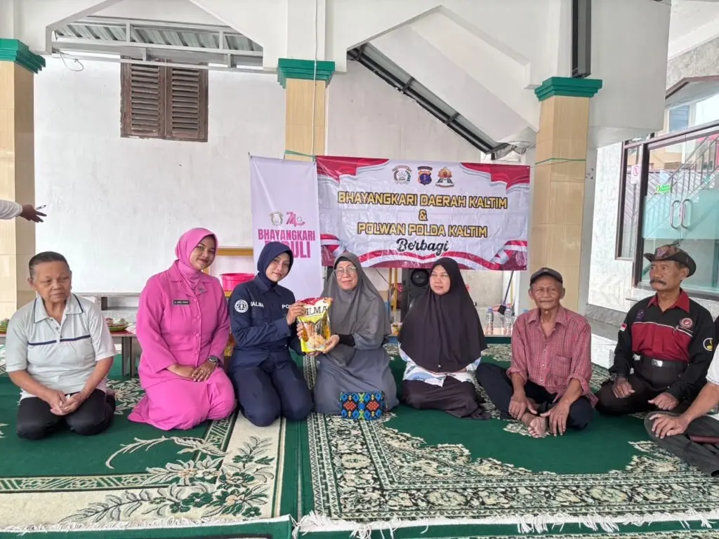 east-kalimantan-female-police-and-bhayangkari-distribute-120-cooking-oil-packages-to-residents