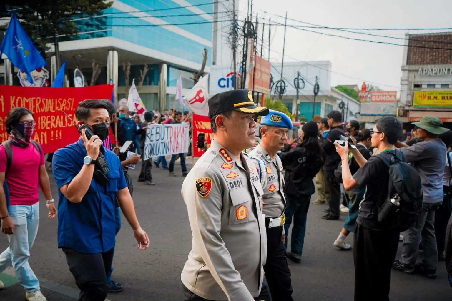 authorities-guarantees-safe-situation-following-a-protest-in-bandung