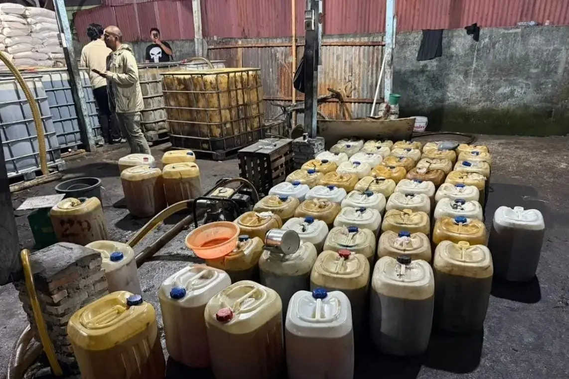 misuse-subsidized-fuel-of-6500-busted-by-police-in-siak