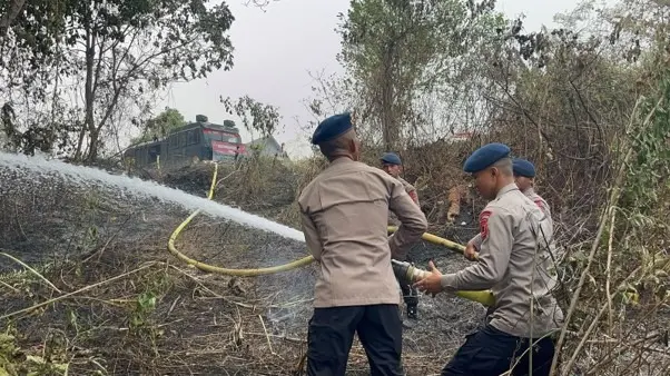 jambi-police-mobile-brigade-extinguishes-land-fire-in-merangin-regency