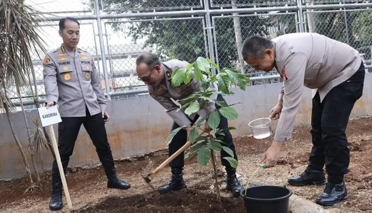 metro-jaya-police-plant-trees-to-strengthen-green-policing-program
