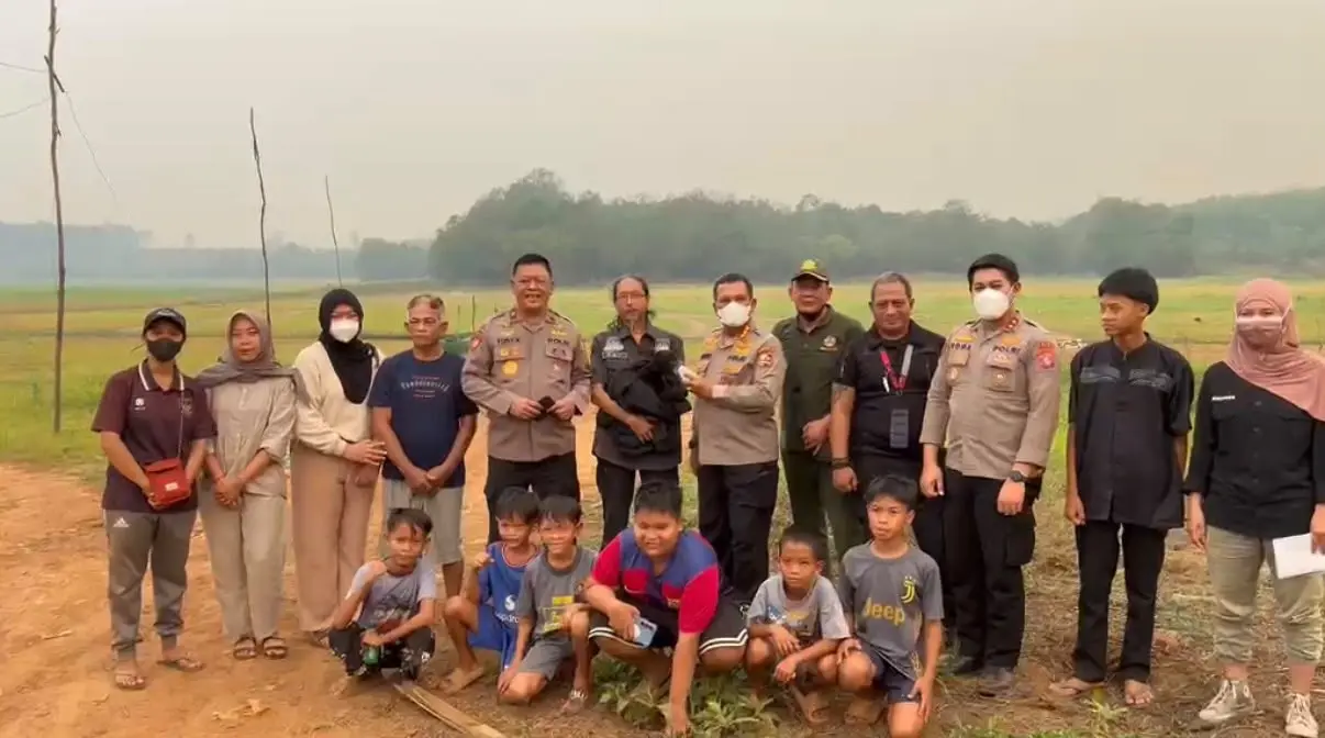 joint-team-rescues-sun-bear-cub-displaced-by-wildfires-in-central-kalimantan