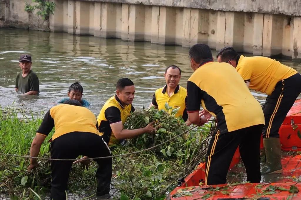 bekasi-city-police-chief-leads-river-clearance-to-drive-green-policing