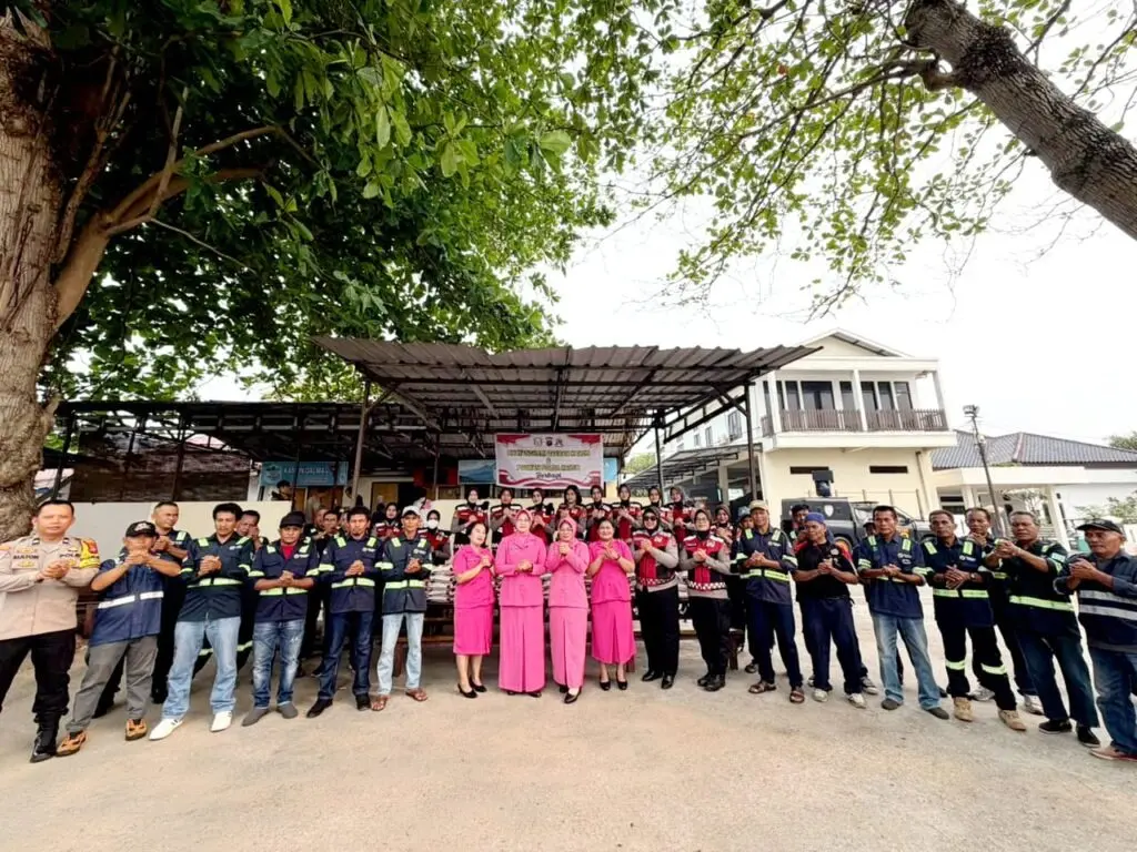 east-kalimantan-police-women-and-bhayangkari-host-rice-donation-drive-in-balikpapan