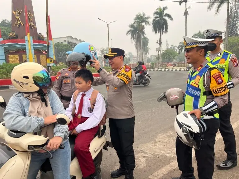 east-kotawaringin-police-chief-manages-morning-traffic-and-distributes-free-helmets-in-sampit