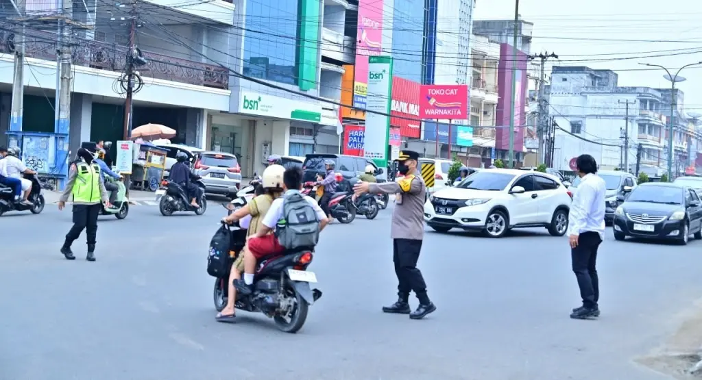 Jambi Deputy Police Chief and Key Officials Direct Morning Traffic in Jambi City