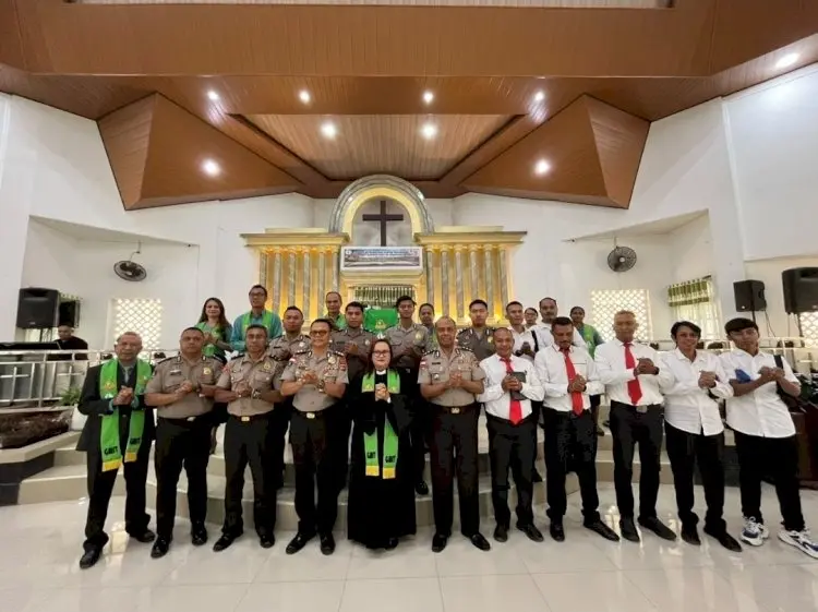 East Nusa Tenggara Police Hosts Sunday Event at Kupang Church to Strengthen Community Ties