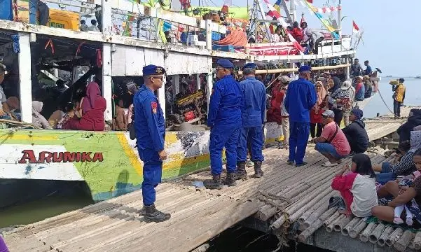 police-safeguard-the-nadran-ritual-festival-in-indramayu