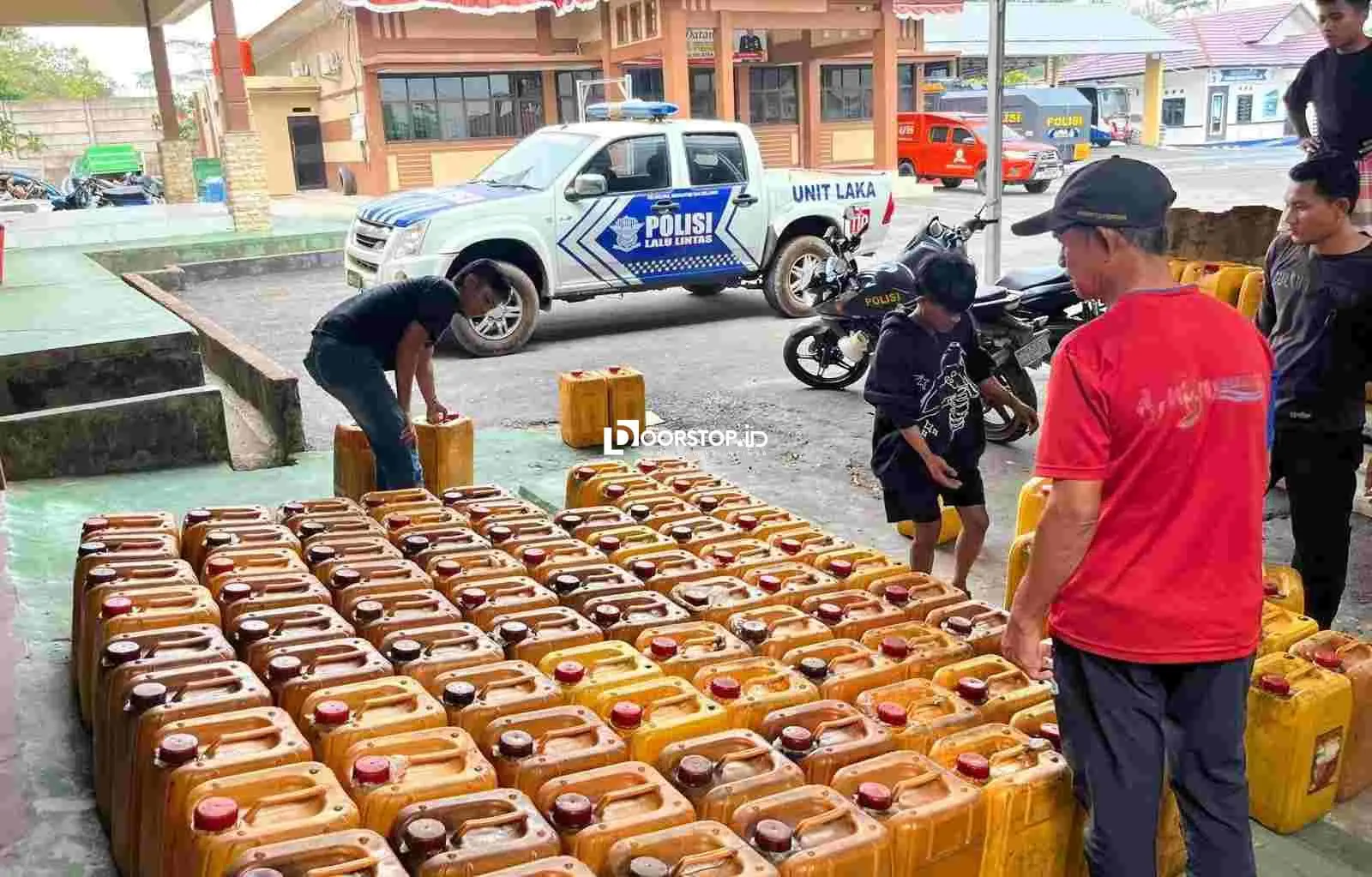 police-bust-the-misuse-of-subsidized-fuel-practice-in-south-bangka-3040-liters-secured