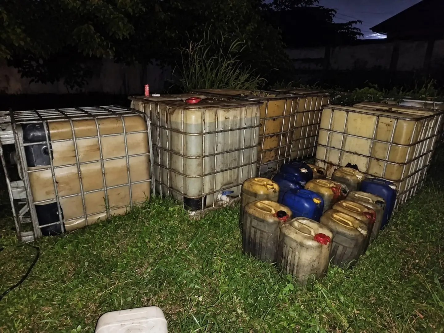police-bust-an-alleged-misuse-of-subsidized-fuel-in-pelalawan-two-women-arrested