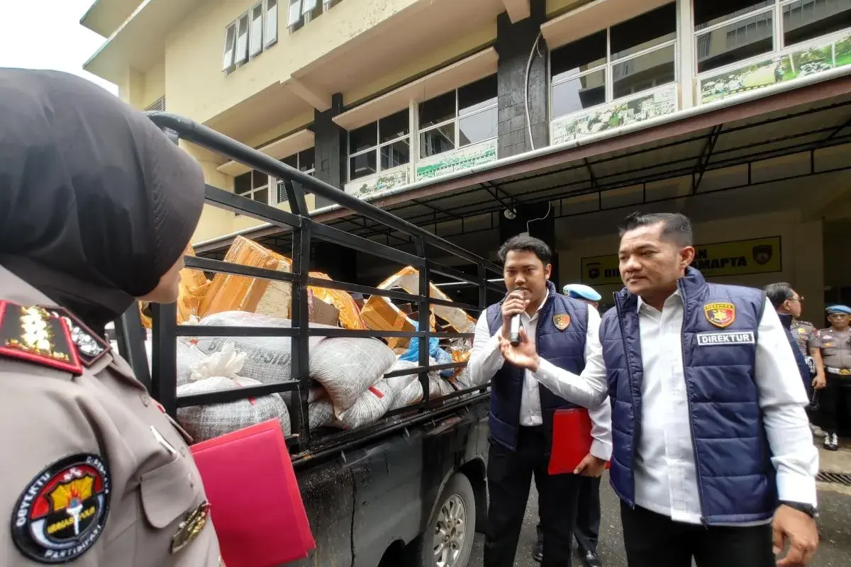 attempt-to-embezzle-subsidized-fuel-foiled-by-police-in-west-sumatra