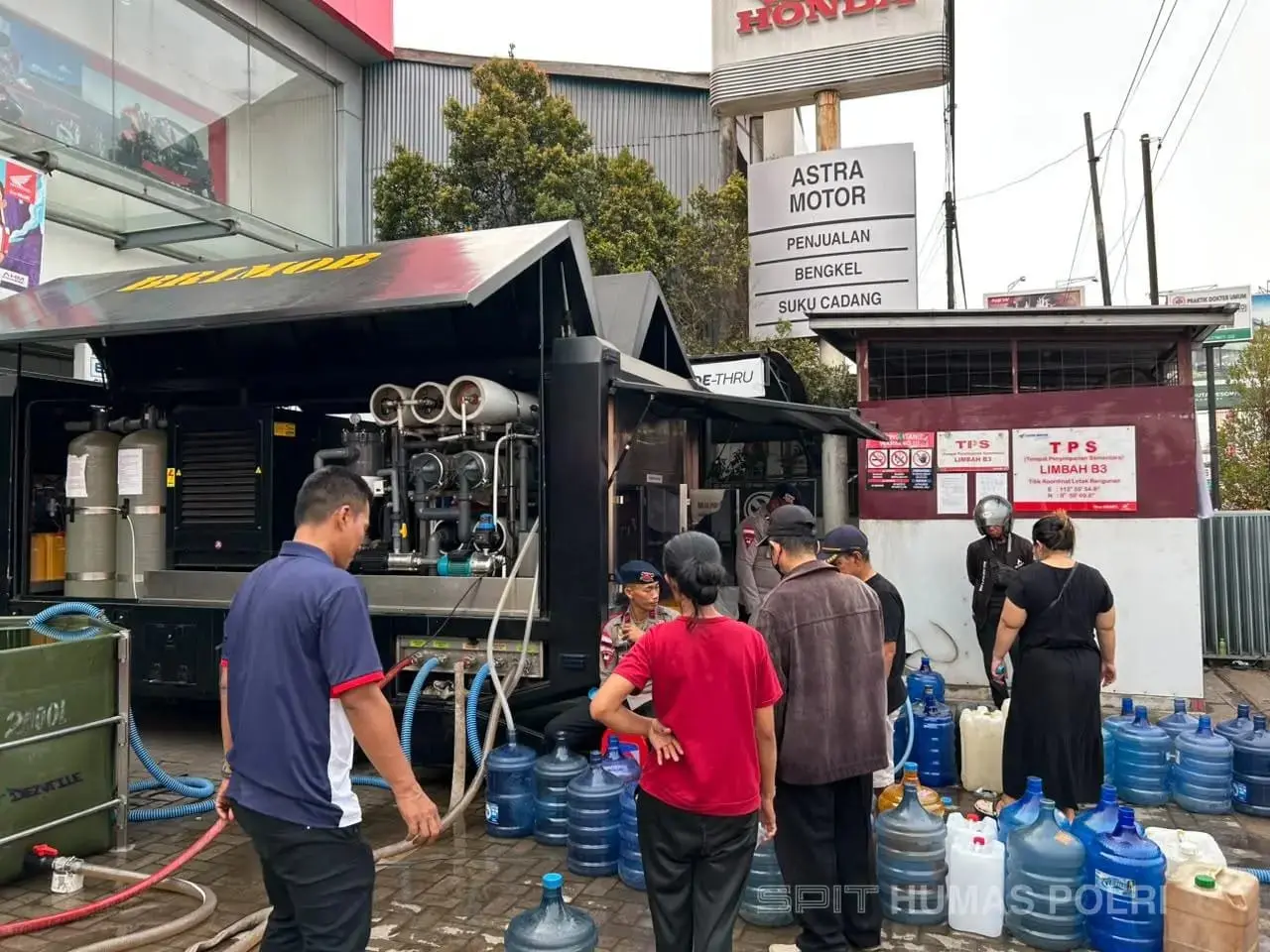 west-kalimantan-brimob-deploys-water-treatment-truck-to-assist-ketapang-residents