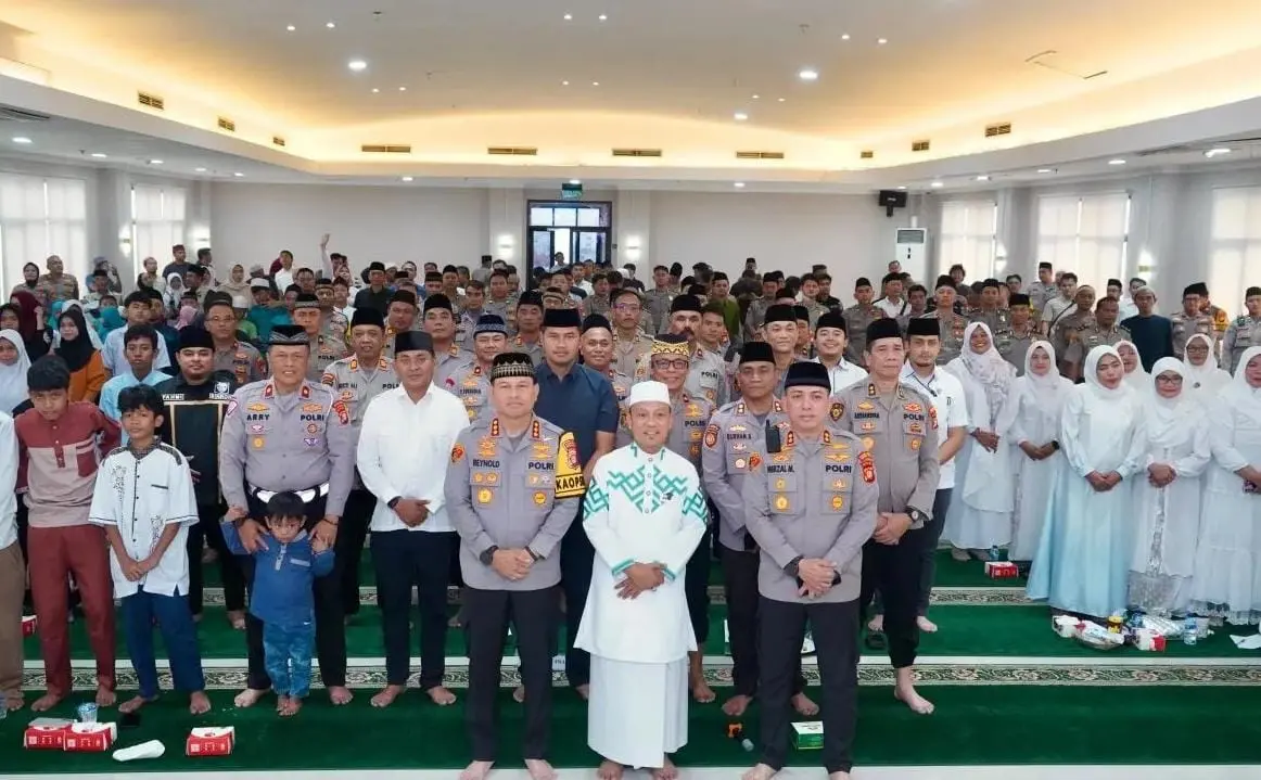 central-jakarta-police-provide-financial-aid-to-48-orphans