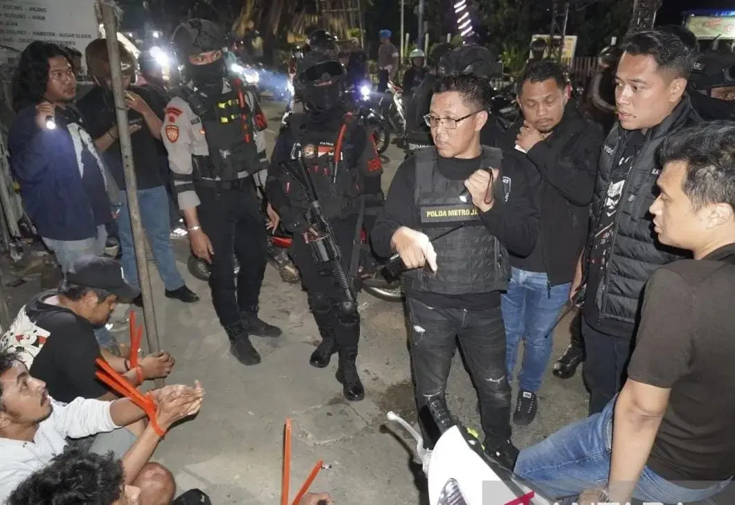 130-police-personnel-patrols-kampung-ambon-in-west-jakarta-seven-arrested