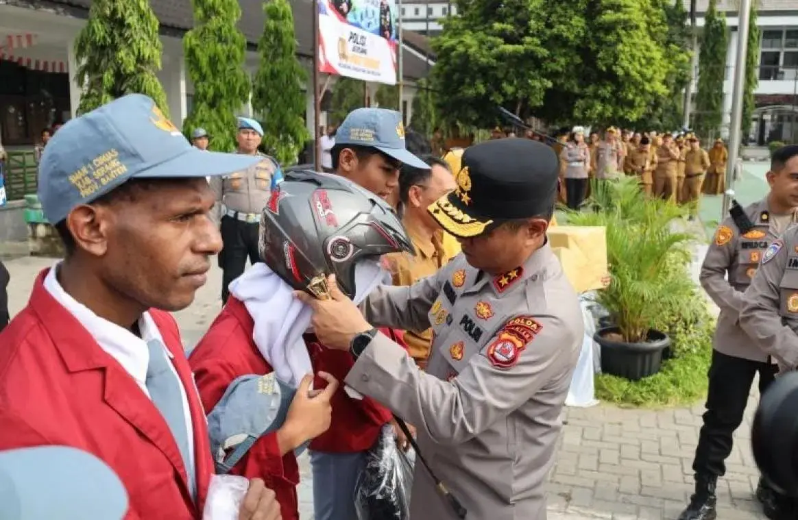 police-instill-the-value-of-discipline-integrity-and-responsibility-to-students-through-poldik-program