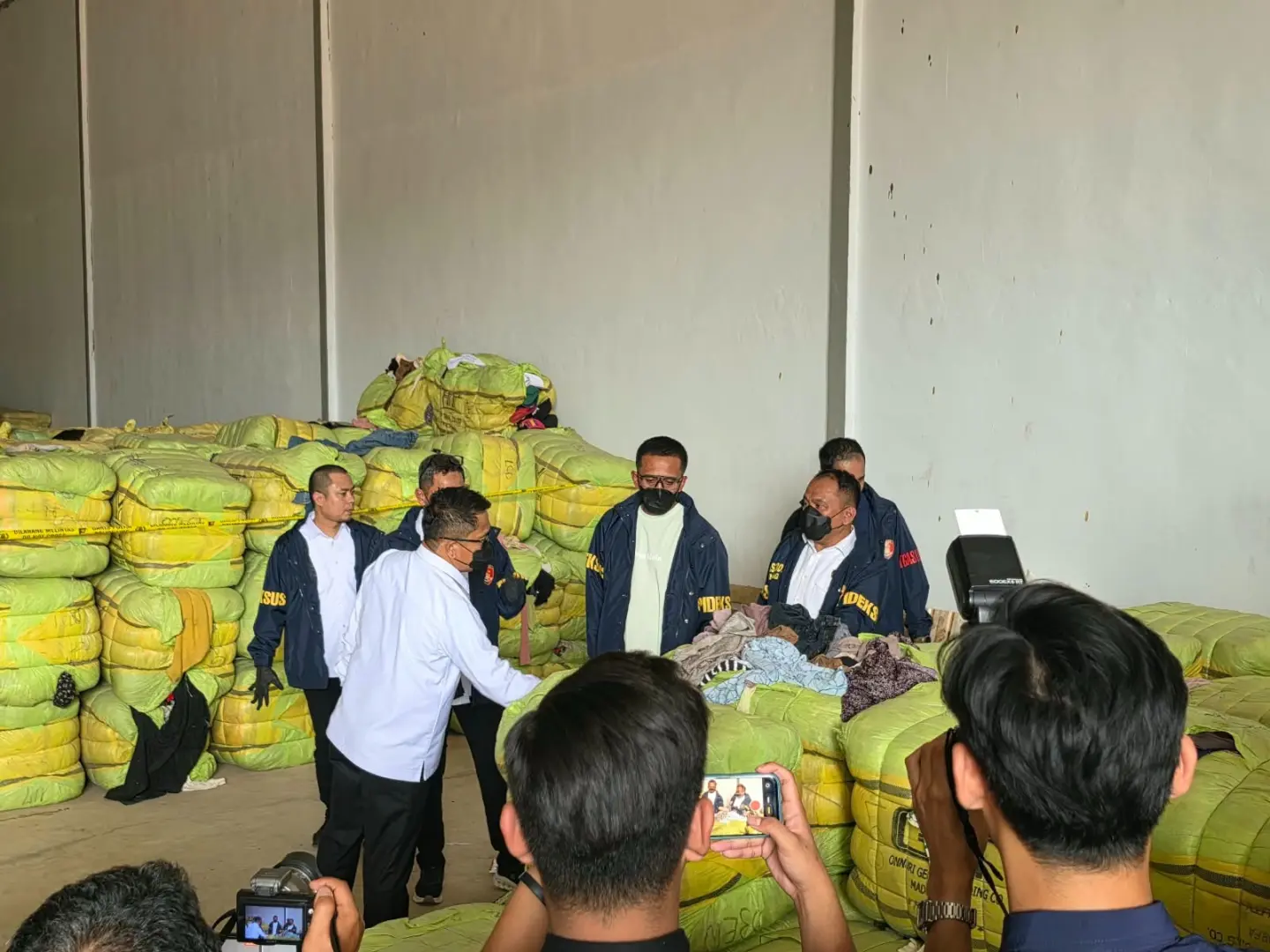 police-uncovers-the-practice-of-illegal-used-clothing-import-in-subang-estimated-value-to-reach-idr-15-billion