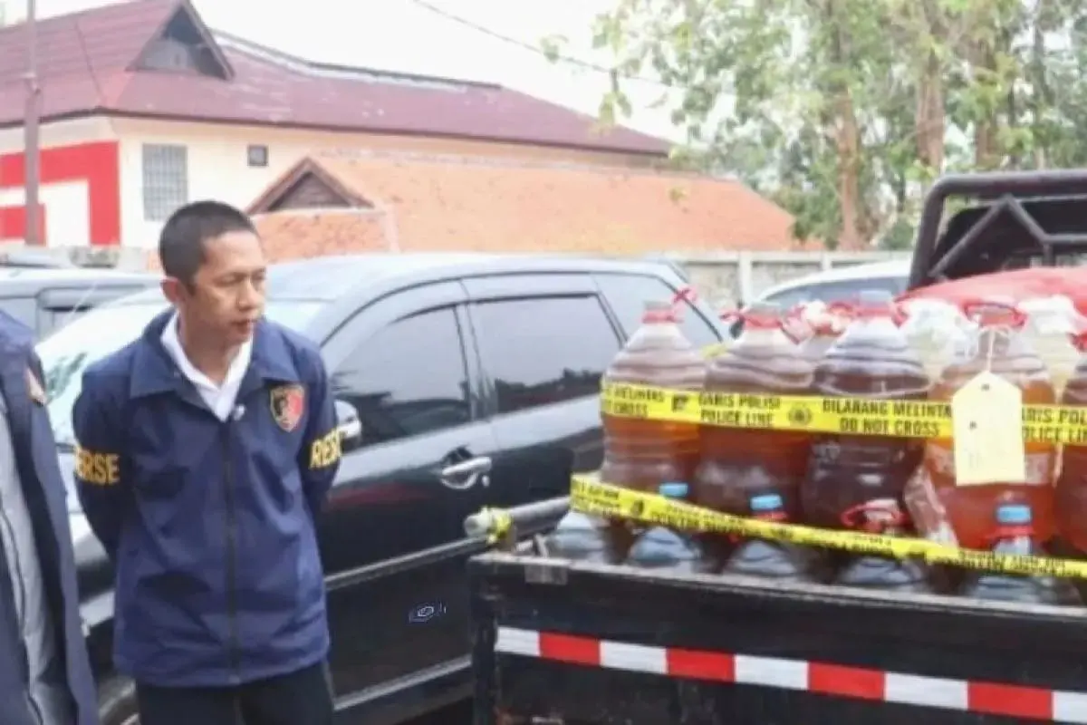 police-thwarts-the-transport-of-misused-subsidized-fuel-in-purwakarta-one-suspect-arrested