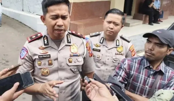 police-provides-free-helmet-for-schoolchildren-in-bogor-city