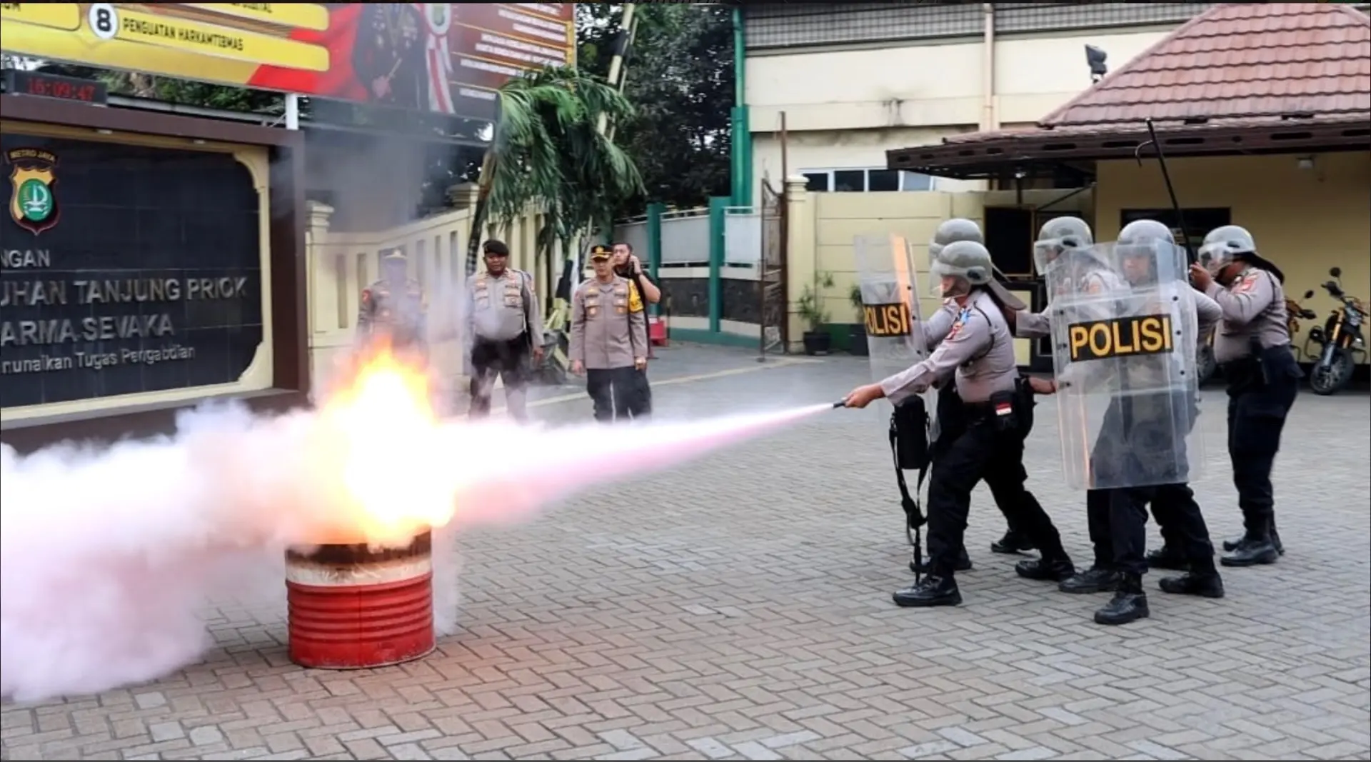Tanjung Priok Police Hold Fire Drill to Prepare for Rallies