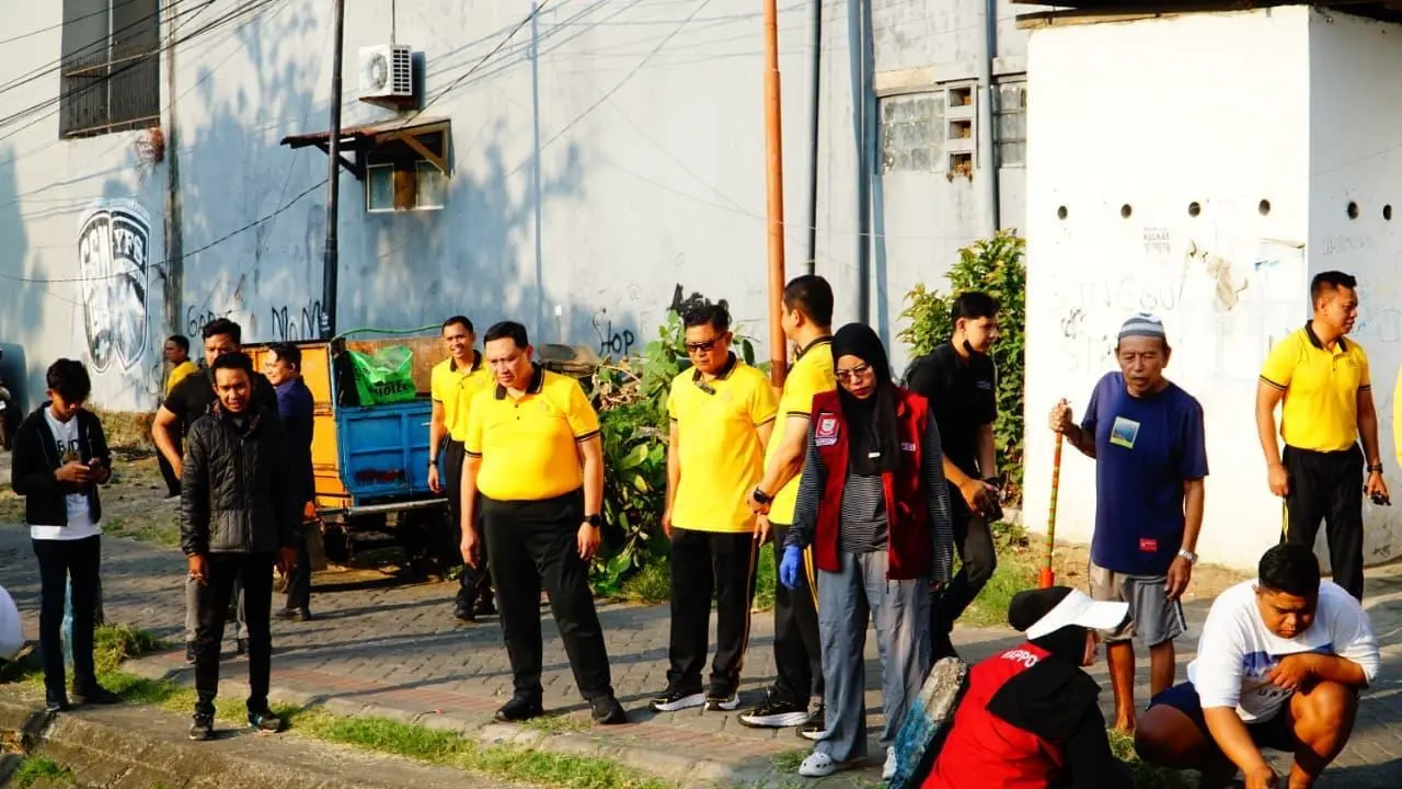 South Sulawesi Police Chief Leads Community Cleanup and Assistance Drive