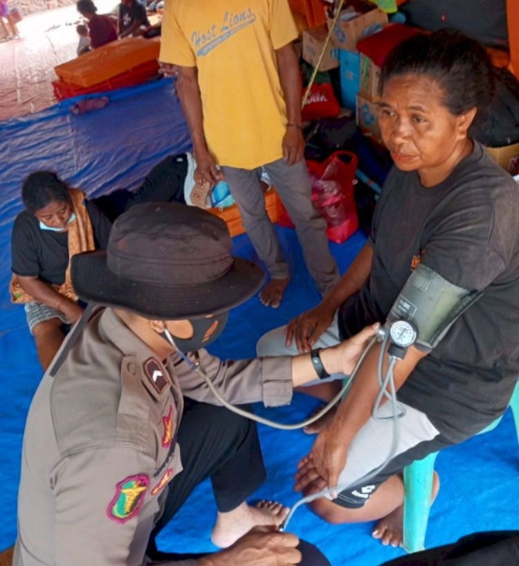 ntt-police-medical-team-local-medical-staff-provide-relief-at-lewotobi-evacuation-centers