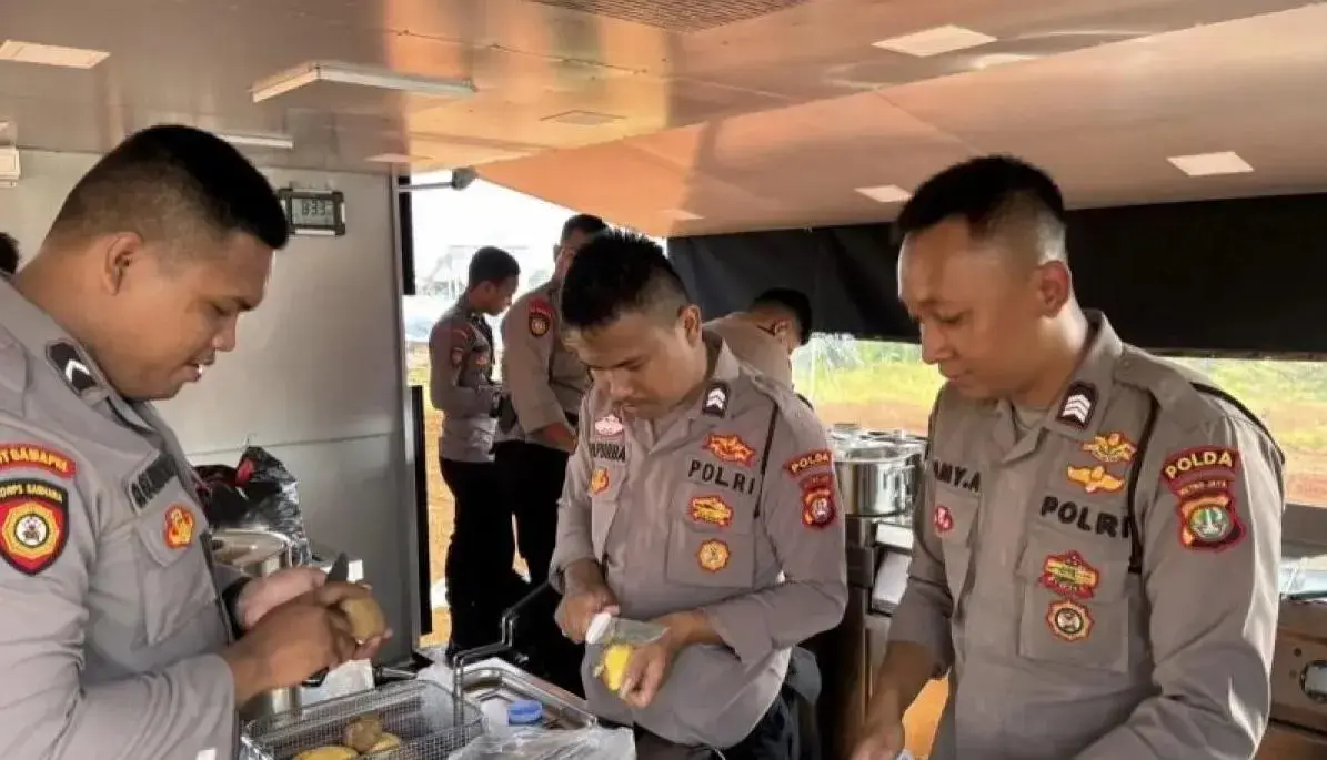 police-set-up-field-kitchen-trauma-support-for-fire-victims-in-north-jakarta