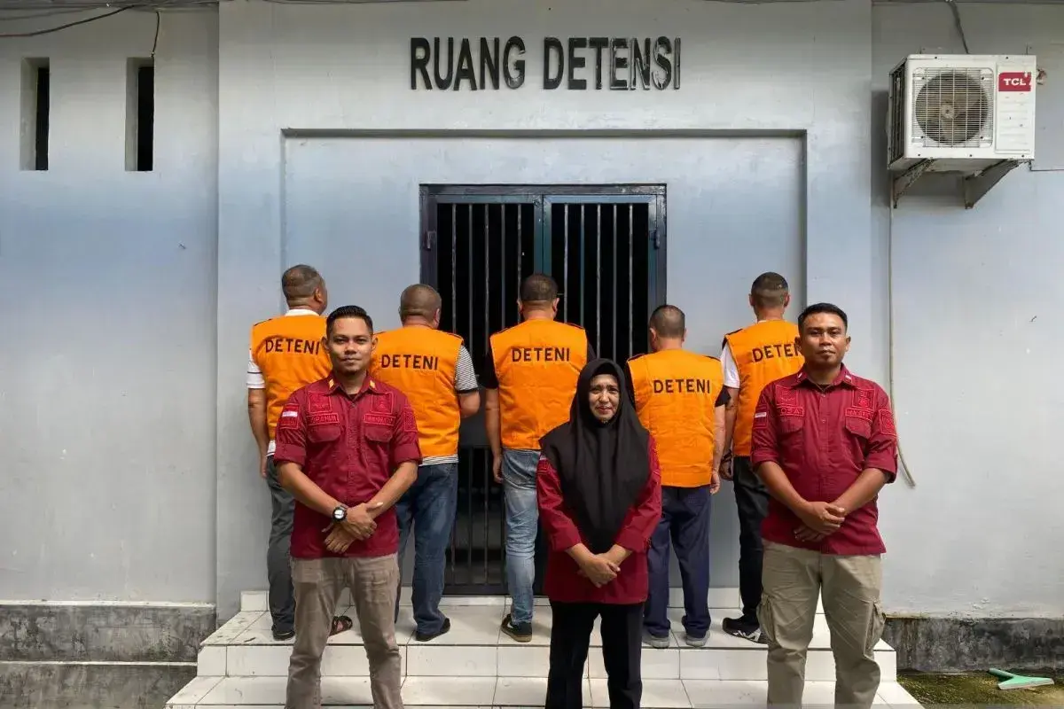 gorontalo-immigration-office-deported-five-chinese-for-gold-mining-ilegally