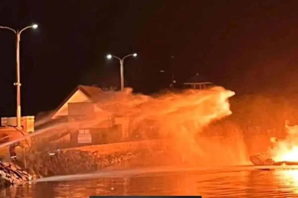 one-dead-five-injured-in-ancol-boat-fire