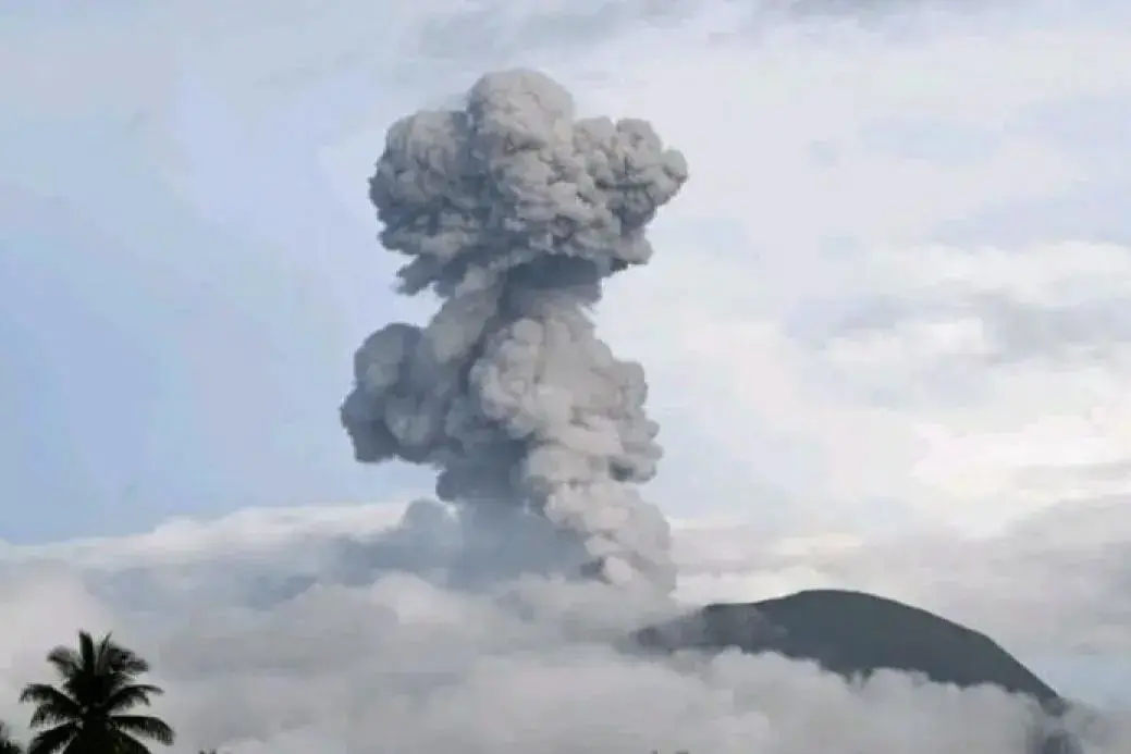 mount-ibu-erupts-spews-ash-1200-meters-high
