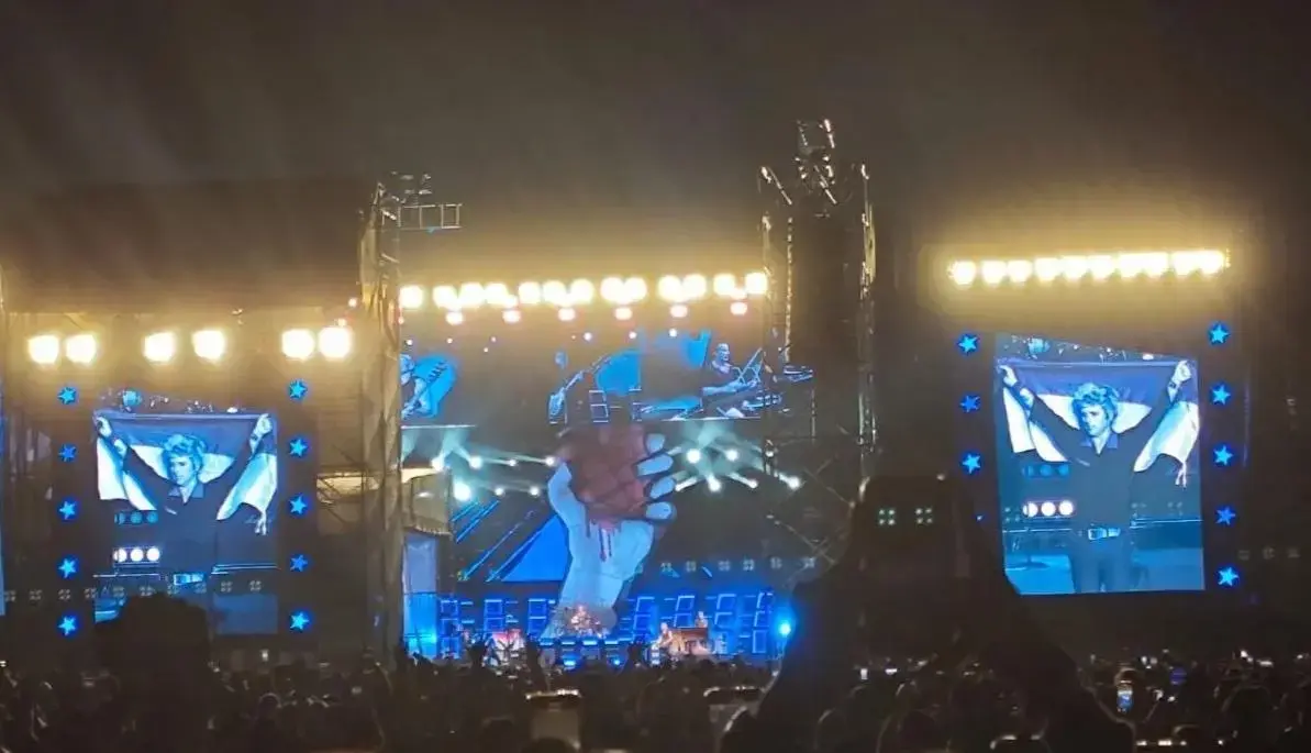 green-days-billie-joe-armstrong-kisses-indonesian-flag-in-jakarta-concert